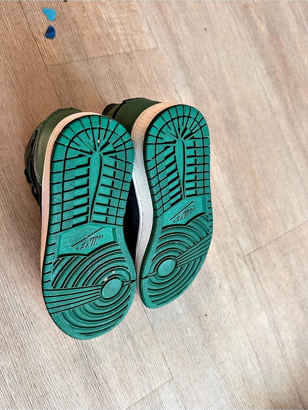 Nike Air Jordan 1 High-Top Sneakers in Green & Black